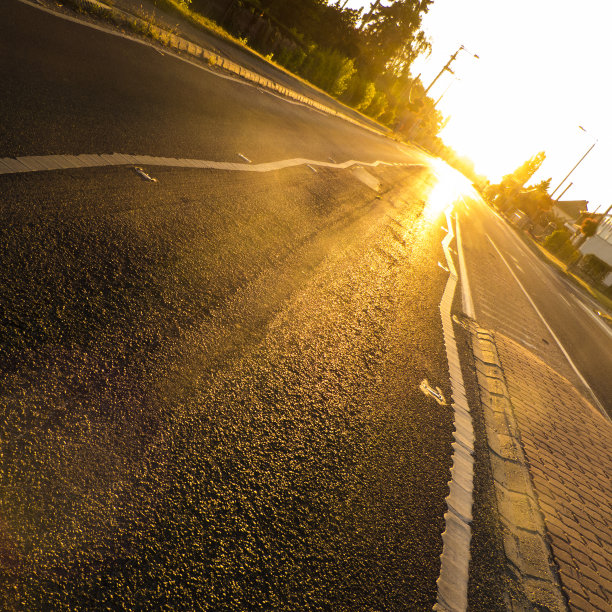 柏油路上的日出图片下载