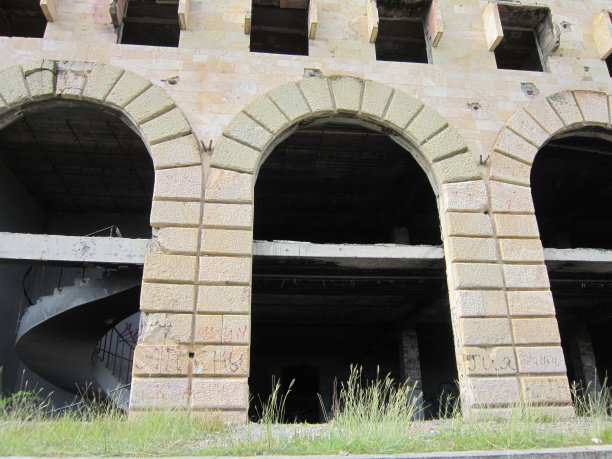 有子弹和炮弹痕迹的建筑图片下载