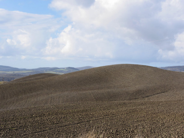 托斯卡纳的冬季景观和早上犁过的田地图片下载