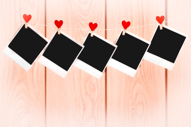 晒衣绳上挂着空白的即时照片图片下载