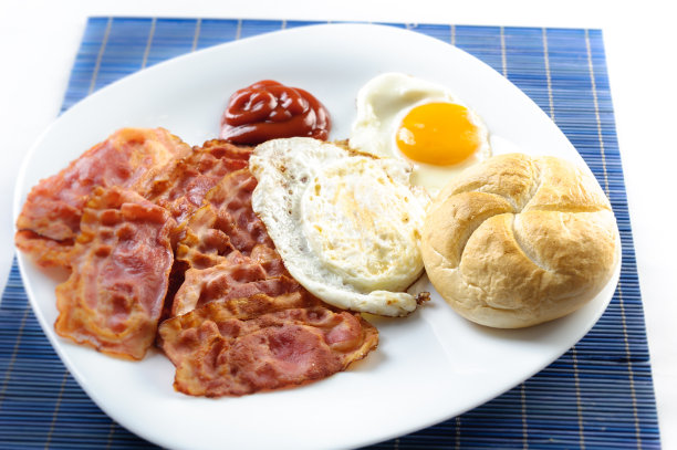 鸡蛋、培根和吐司图片下载
