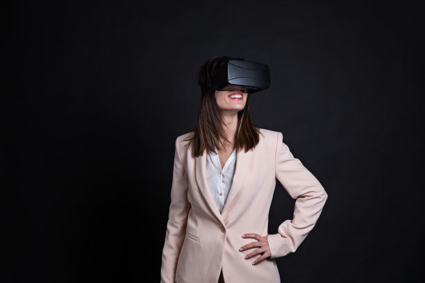 女商人玩虚拟现实模拟游戏图片下载