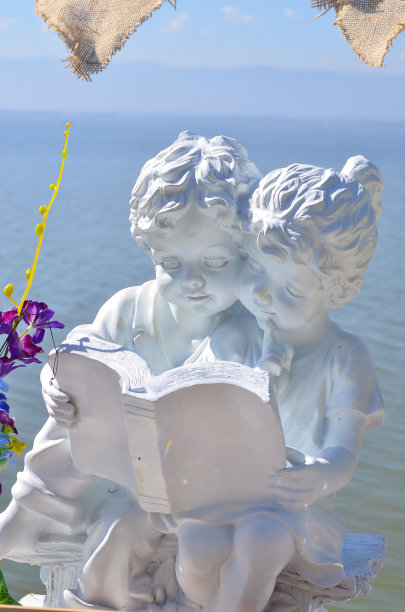 男孩和女孩雕像读书图片下载