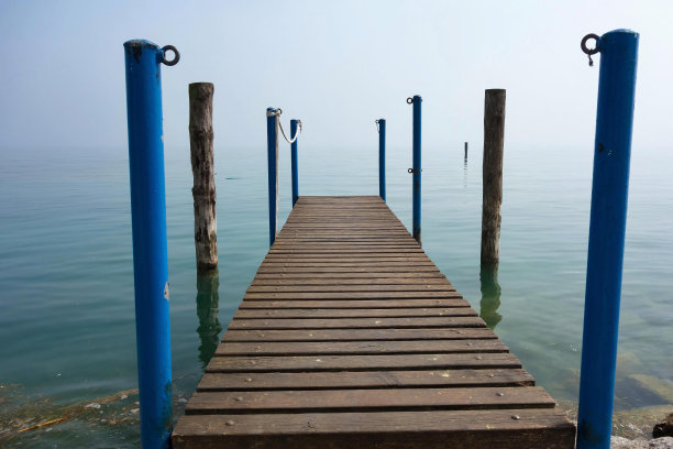 海上的木制船泊处图片下载