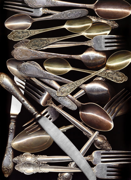 许多古董匙、刀、叉孤立在黑色背景上图片下载