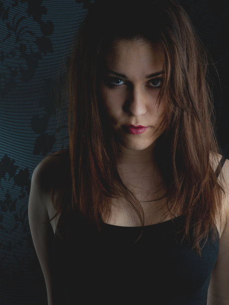 黑色背景上的时尚模特图片下载