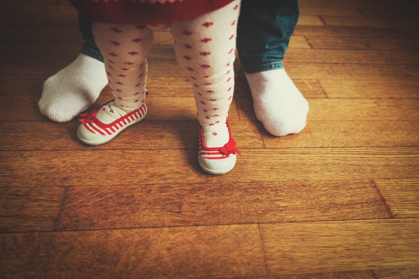 父亲帮助小女儿迈出第一步图片下载