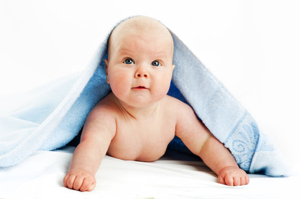 宝贝女孩在毛巾里图片下载