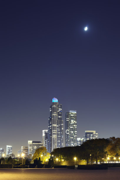 美国芝加哥市中心夜晚的月亮图片下载