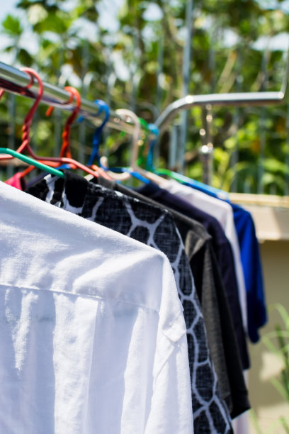 在太阳下晒干衣服图片下载