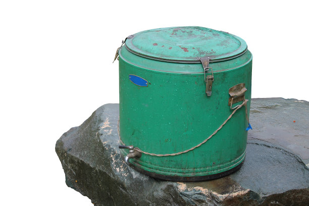 旧的绿色桶和潮湿的石头孤立在白色的背景图片下载