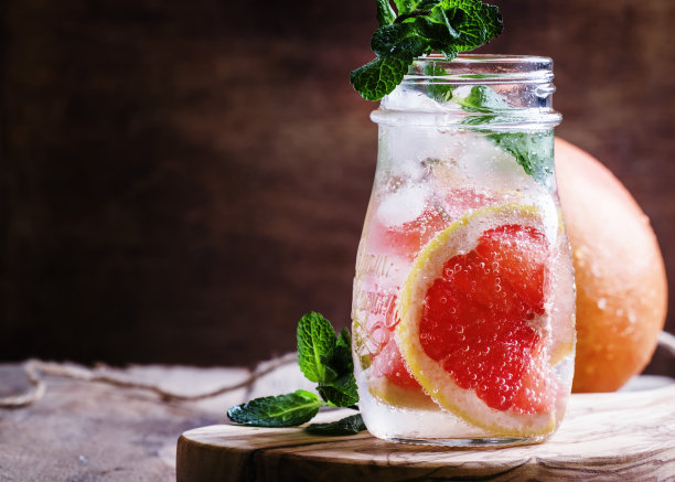 用葡萄柚、苏打水、薄荷和冰搭配的冷饮图片下载