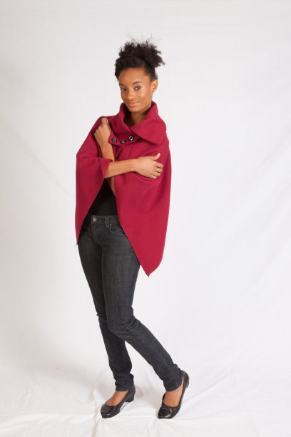 穿着红斗篷的快乐黑人妇女图片下载