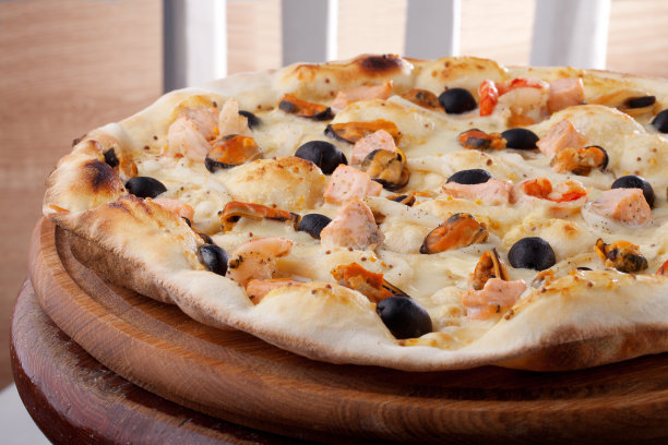 披萨配虾和贻贝图片下载