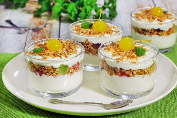 健康美味的早餐——一份新鲜酸奶和格兰诺拉麦片图片下载