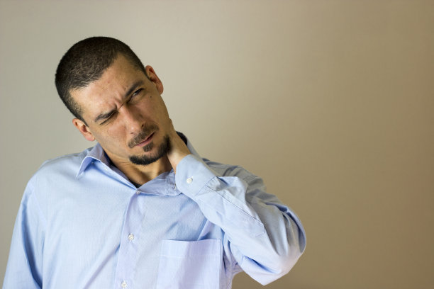 年轻人头痛的白色背景图片下载