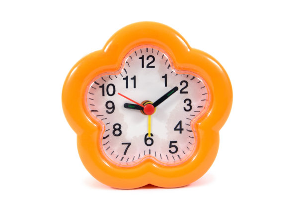 橙色闹钟隔离在白色背景。图片下载