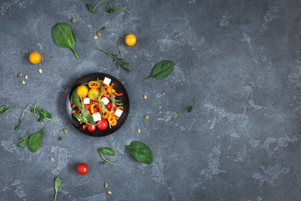 配芝麻菜，羊乳酪，甜椒，圣女果的春季沙拉图片下载