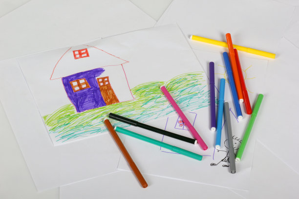 有房子的孩子的照片图片下载