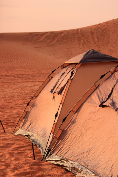 沙丘背景下的帐篷图片下载