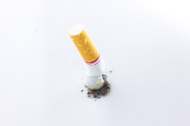 烟头孤立在白色背景上。图片下载