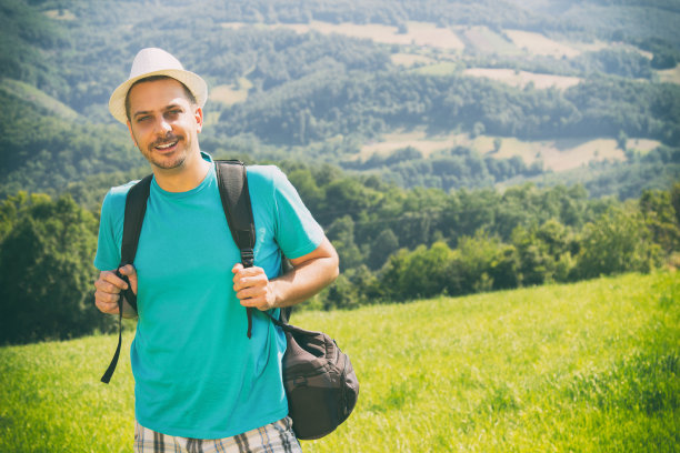 背包徒步旅行者在大自然中。图片下载