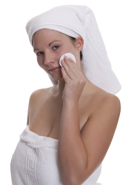 年轻女子卸妆图片下载