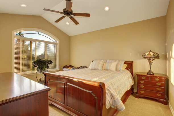 卧室内饰有古色古香的木制家具和米黄色墙壁图片下载