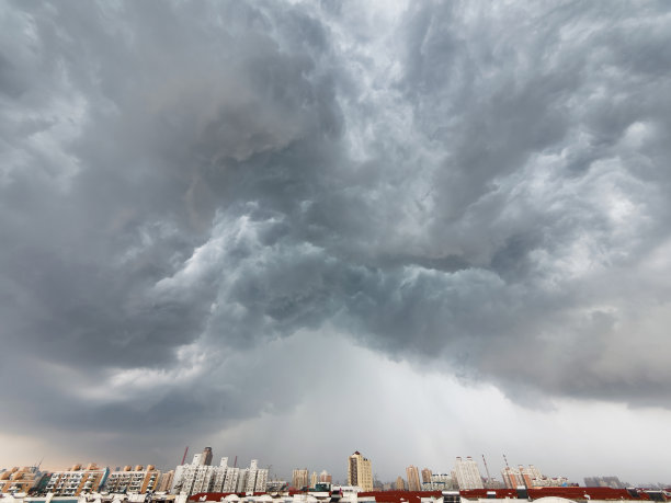 中国上海上空戏剧性的积雨云。图片下载