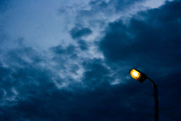 暮色中的路灯。图片下载