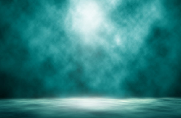 蓝色聚光灯烟雾夜演播室背景。图片下载