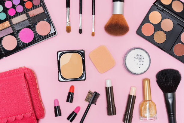 化妆化妆调色板和画笔在粉红色的背景图片下载