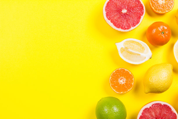 几种完整的和切好的柑橘在黄色的背景上图片下载