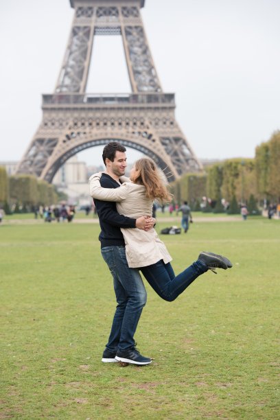 巴黎的年轻夫妇图片下载