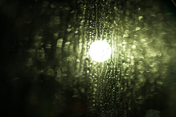 从灯光和雨中抽象背景。图片下载