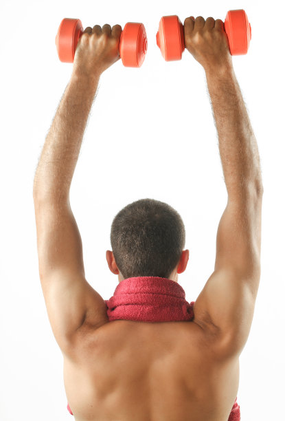 年轻人用橙色的哑铃锻炼身体图片下载