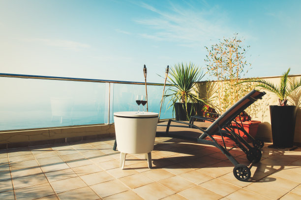 豪华阳台，海上休闲度假图片下载