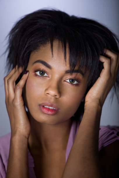 手上有头发的漂亮黑人女人图片下载