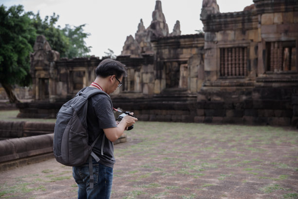 背着背包的聪明男人正在拍照图片下载