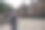 背着背包的聪明男人正在拍照图片下载