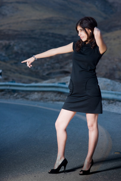 搭便车的年轻女性图片下载