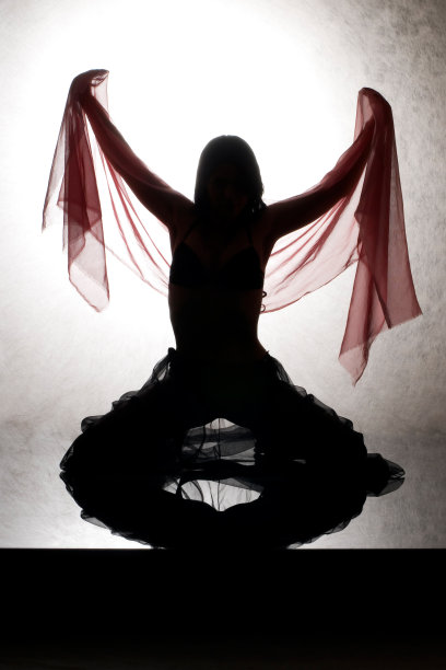 一个跳舞的女人的剪影图片下载