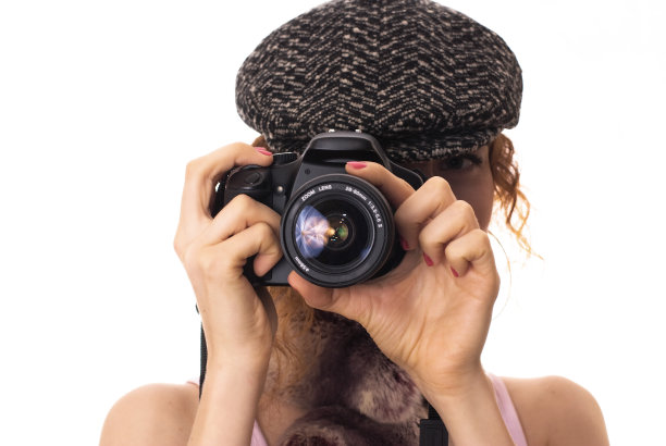 一个女孩手里拿着相机图片下载