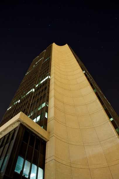 从下面看到的高层建筑。图片下载