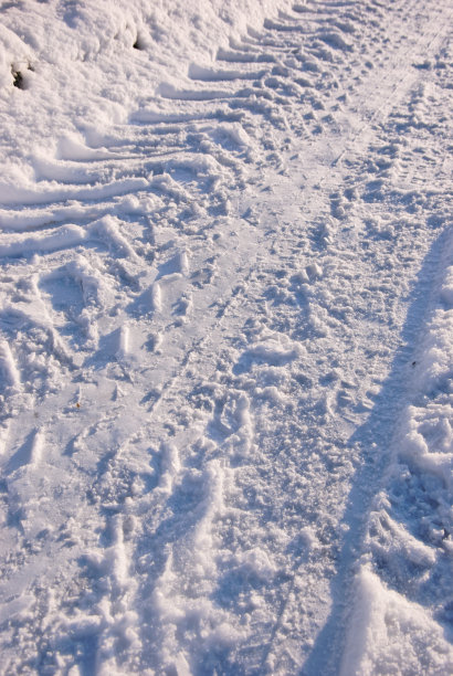 拖拉机轮胎在雪地上留下的痕迹。库存图片图片下载