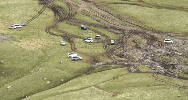 无法通行的道路，在越野车，肮脏的农村道路图片下载