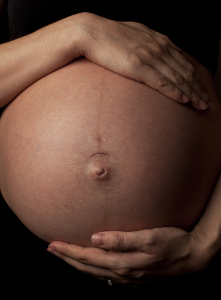 怀孕的女人肚子图片下载
