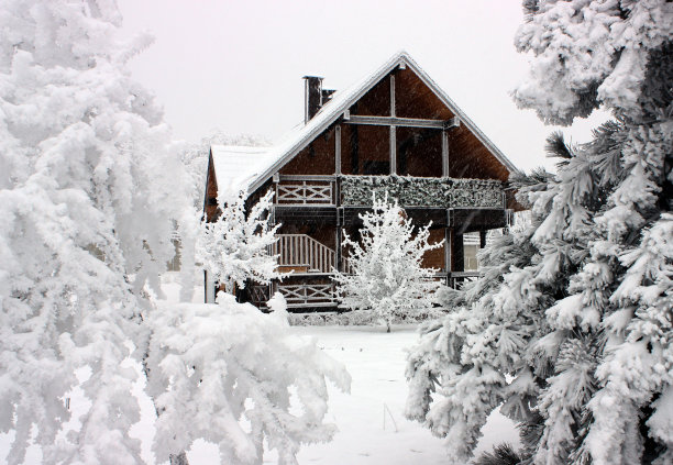 在冬天小屋。图片下载