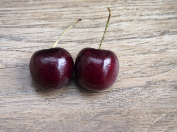 木背景上的两颗樱桃图片下载