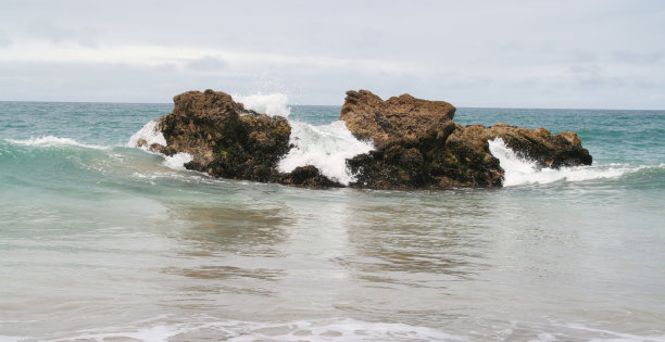 波浪冲击着岩石图片下载